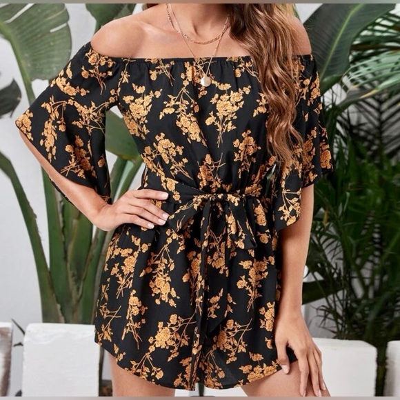 Off the shoulder bell sleeve romper - Picture 5 of 9